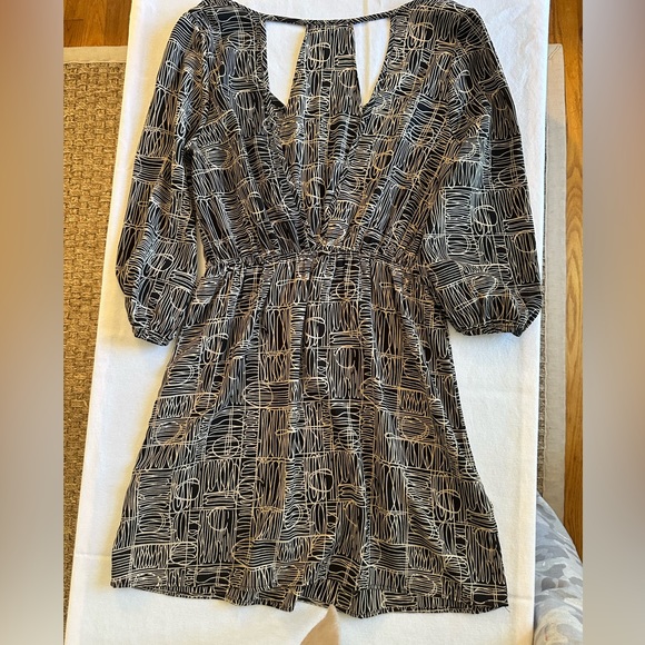 Short dress - back is cut out - Picture 2 of 6